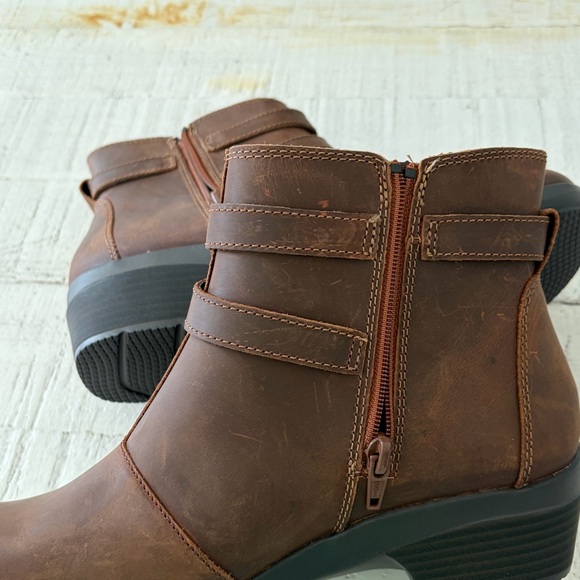 Clarks Angie Spice Ankle Boots size 7.5 WIDE Brown Oiled Leather Booties - Picture 13 of 14
